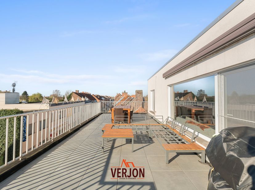Bij het betreden van dit lichtrijke appartement komt u terecht in de ruime en aangename woonkamer (ca. 32 m²), die naadloos overgaat in een modern ing