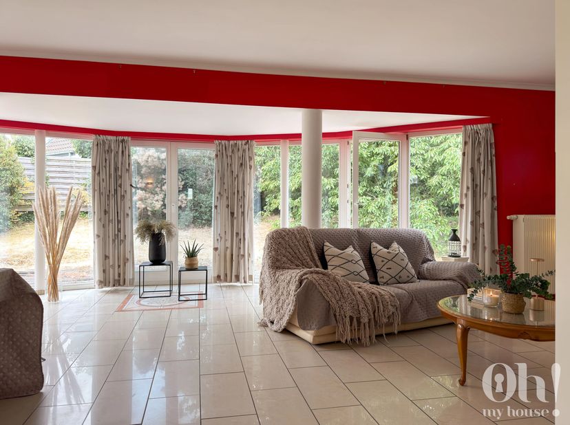 À Limal, Oh my house vous présente cette lumineuse maison construite en 2001, développant 196 m² habitables sur un magnifique terrain de 10 ares 22 ce