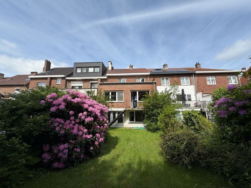 WATERLOO - Cap Sud vous propose à la vente cette grande maison de 250 m² à rafraîchir, idéalement située, à proximité immédiate du centre et de toutes