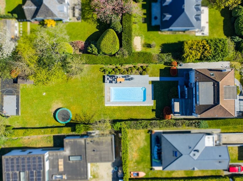 WATERLOO – Faubourg, Splendide VILLA (5CH/6SDB/PISCINE) de ± 410 m² en excellent état offrant de très beaux volumes et une agréable luminosité. Entièr