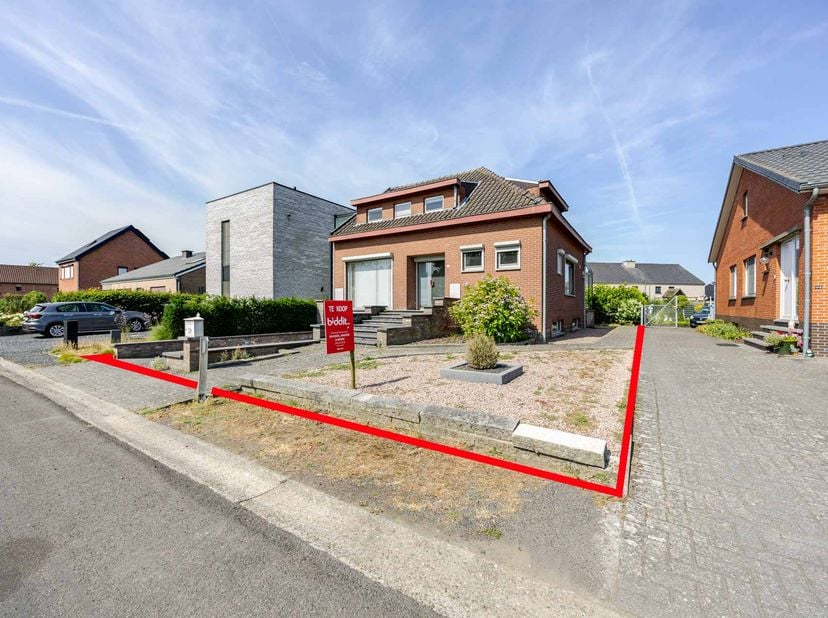 HALFOPEN TE RENOVEREN WONING - <br />
<br />
Aan de Zolderse Kiezel in Tuilt (Kuringen, Hasselt) bevindt zich deze compacte halfopen woning, gebouwd i
