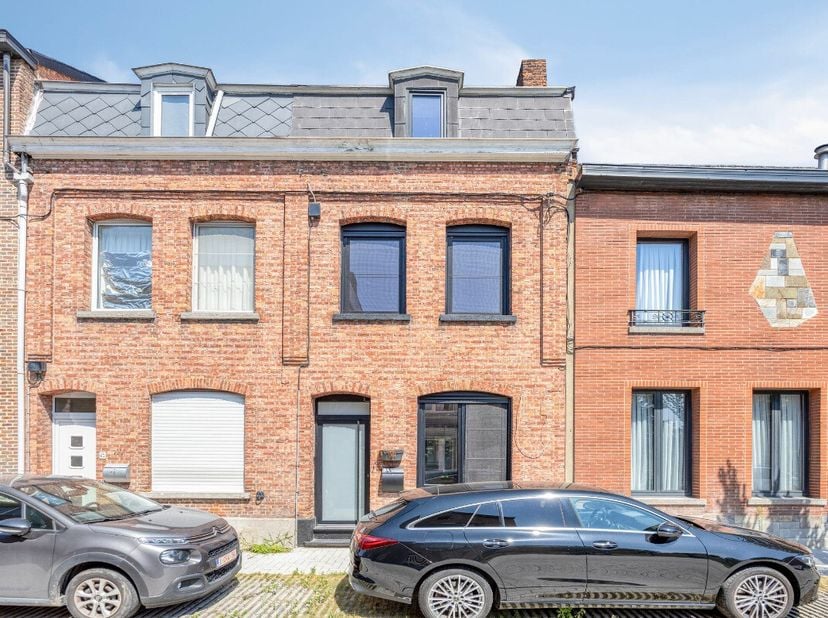 Charmante maison mitoyenne située dans une rue calme à proximité du centre de Malines, en face du parc Maria Van Deyck. Cette maison combine une situa