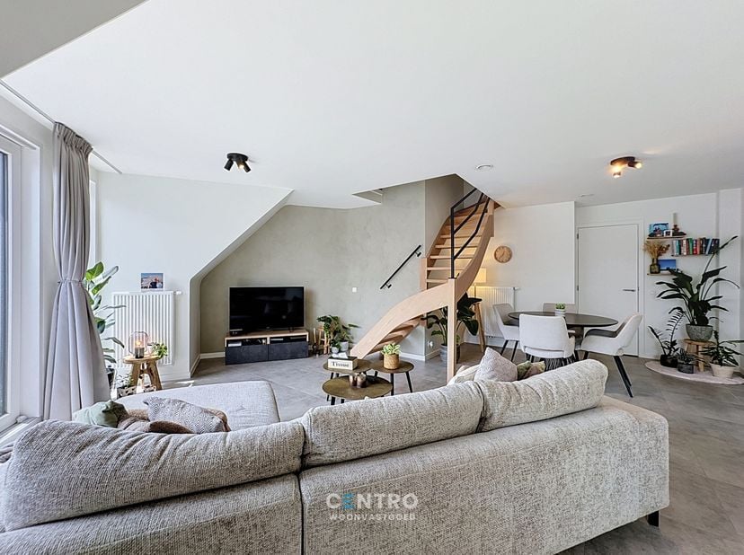 RECENT (°2022) centraal gelegen appartement met 2 slaapkamers en 2 badkamers, geschikt voor hoofdverblijf én als 2de verblijf!<br />
<br />
INDELING:<