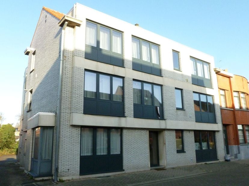 Appartement te huur in Diest, net buiten het centrum.  Dit appartement is gelegen in een gebouw zonder lift op de 2de verdieping.  Via de inkomhal kom