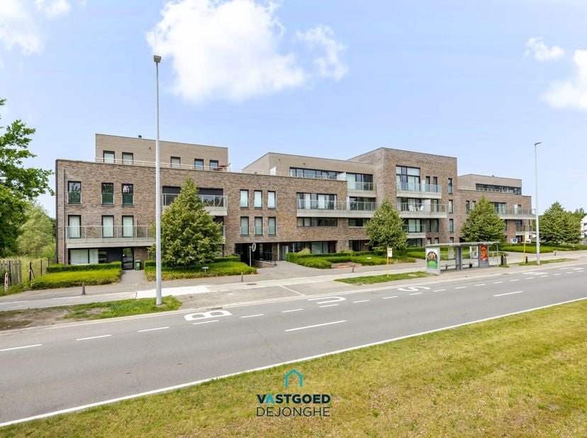 Gelegen nabij het centrum van Zwijnaarde treffen we dit instapklaar 1-slaapkamerappartement aan op de gelijkvloerse verdieping.<br />
<br />
Het appar