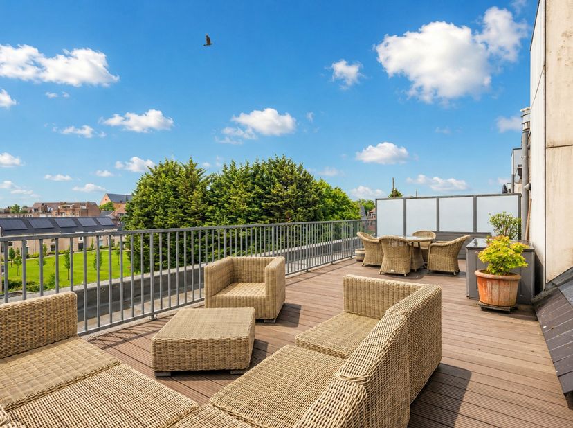 Uitstekend gelegen, lichtrijk, instapklaar appartement van ca. 90 m² met ruime leefruimte, open keuken, slaapkamer en een zonneteras van 40 m² met ver