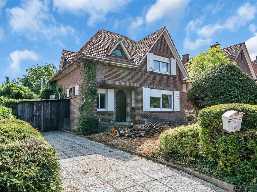 Op een rustige en landelijke locatie in Bierbeek, aan de Korbeek-Losestraat 26, vinden we deze alleenstaande woning met 3 slaapkamers. De woning is vo
