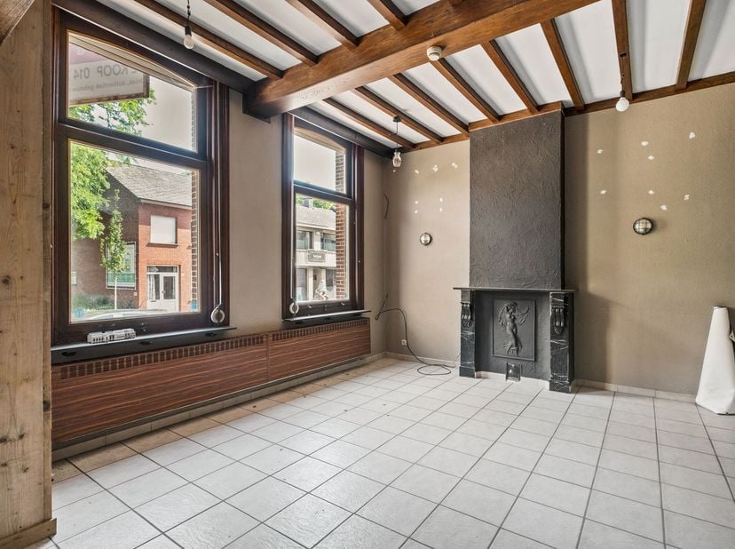 Uniek, authentiek handelspand met woonst op 930m²<br />
<br />
Dit ruime handelspand met woonst werd opgericht tussen 1919 en 1930 en onderging de v