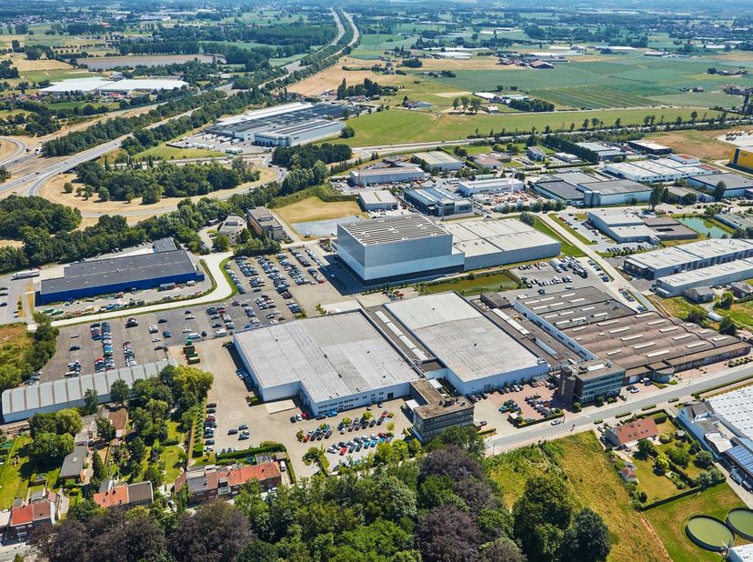 Bedrijfsgebouw met &amp;nbsp;van 1.316 m² tot 11.730 m² magazijnruimte (kantoren optioneel).<br />
Gelegen in Satenrozen, uitstekend bereikbaar via de E19