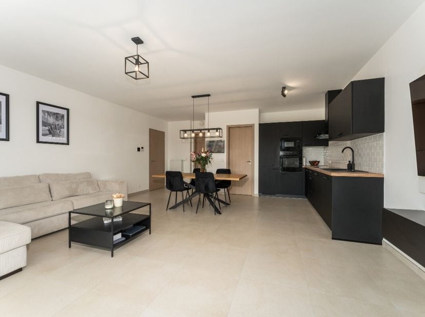 Appartement moderne à Tournai avec terrasse spacieuse et confort contemporain. Cet appartement neuf construit en 2025 propose une disposition fonction