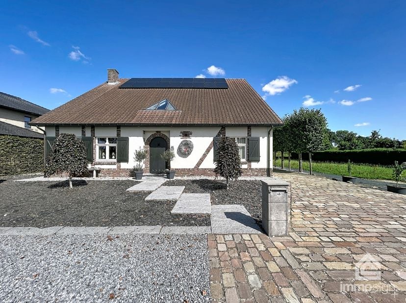 PLUSPUNTEN:<br />
+ perceeloppervlakte: 800 m²<br />
+ bewoonbare oppervlakte: 295 m²<br />
+ 2 slaapkamers en studio<br />
+ verrassend ruime gezinsw