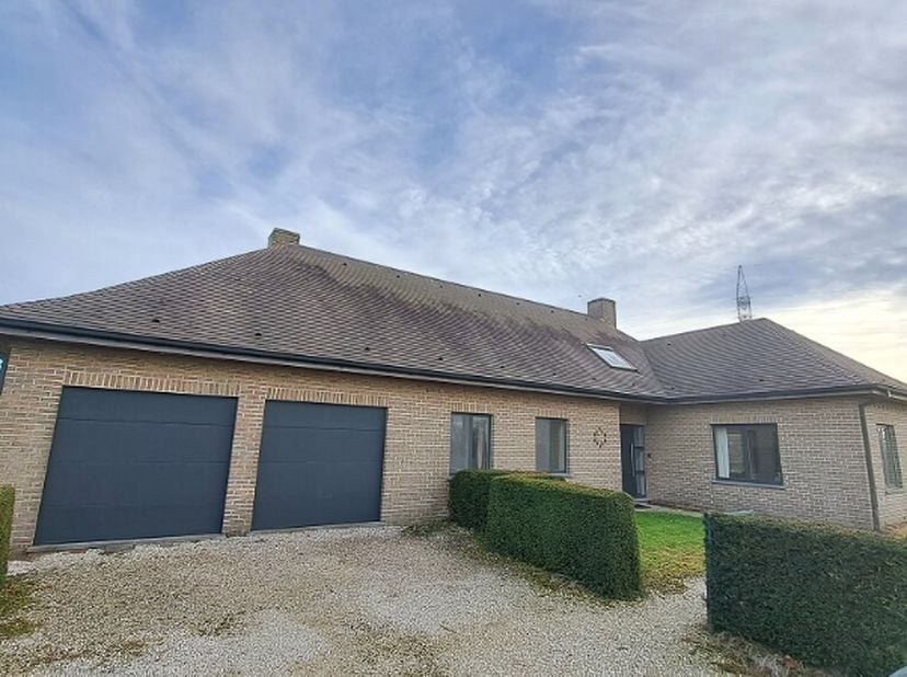 Conciergewoning - Ruime laagbouwvilla met 3 slaapkamers, dubbele garage en tuin met een zeer rustige en landelijke ligging in Diksmuide.  **  + Energi