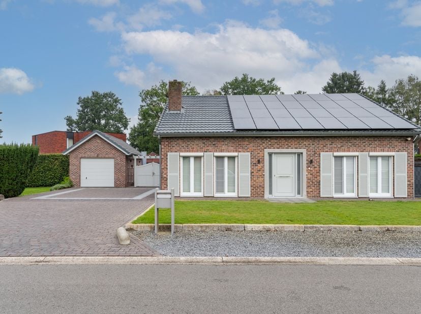 Op een prachtig perceel van maar liefst 2.073 m² bevindt zich deze verzorgde vrijstaande woning aan De Bemmert in Pelt. De woning combineert een ruime