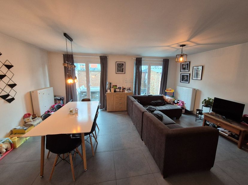 Deze charmante halfopen bebouwing is gelegen in een rustige woonwijk, op korte afstand van het centrum van Hasselt.<br />
De woning beschikt over een