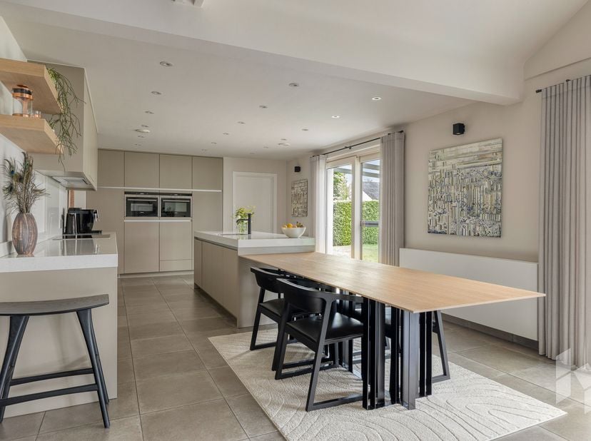 Ruime vrijstaande en instapklare woning (239 m²) gelegen op een perceel van 1147 m² in een rustige, bosrijke omgeving in het villapark van Lommel nabi