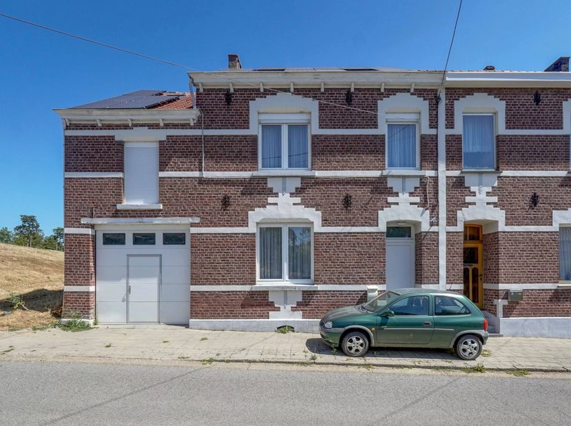 Deze ruime woning ligt in het rustige Gingelom, zeer landelijke, met toch het centrum van Sint-Truiden op een kwartier en de oprit van de E40 op slech