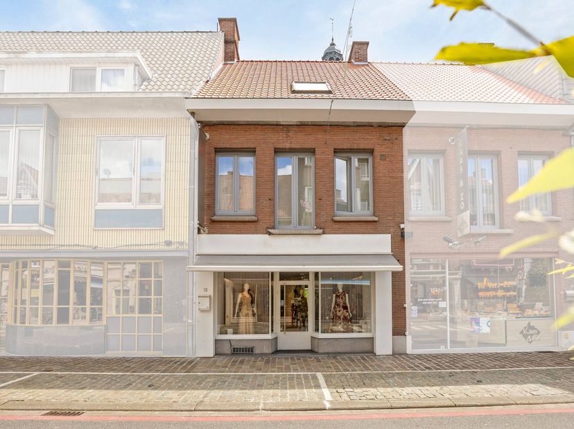 Cet établissement commercial éphémère polyvalent à louer à Roeselare est situé dans la Manestraat, gratuitement à partir d'octobre. Cette propriété co