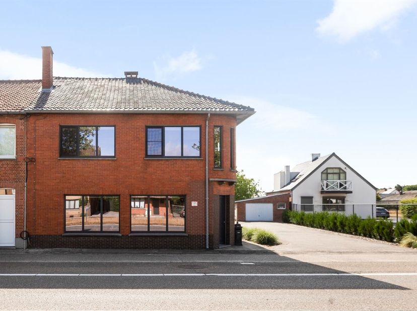 Ligging:<br />
Gelegen aan de Kempische Steenweg in Hasselt bevindt zich op een strategische locatie waar bereikbaarheid en wooncomfort hand in hand g