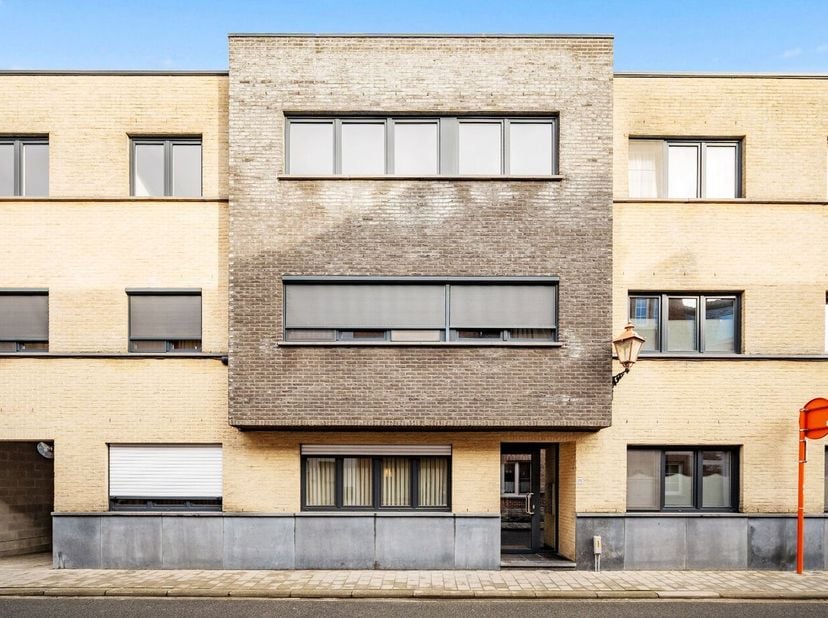 Dit prachtig en hoogwaardig afgewerkt, recent appartement met 2 slaapkamers is gelegen nabij het centrum van Tienen. Het appartement bevindt zich op d