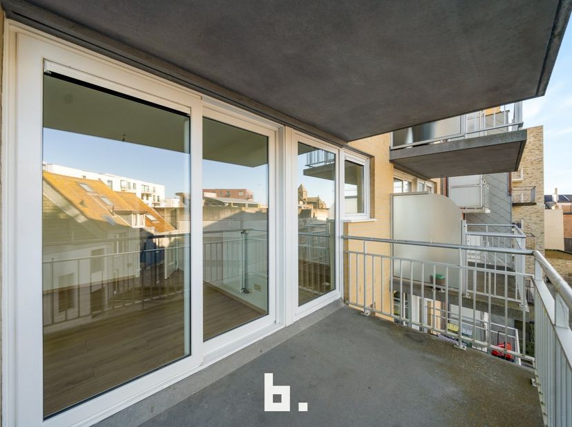 Dit instapklare en lichtrijke appartement bevindt zich op de derde verdieping van een modern appartementsgebouw. Dankzij de uitstekende ligging, op sl