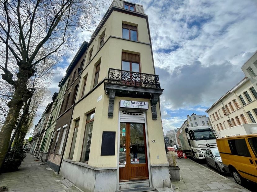 Local commercial situé au centre de la ville avec sous-sol à louer !<br />
<br />
Aménagement : grand espace ouvert, cuisine, toilettes, cave<br />