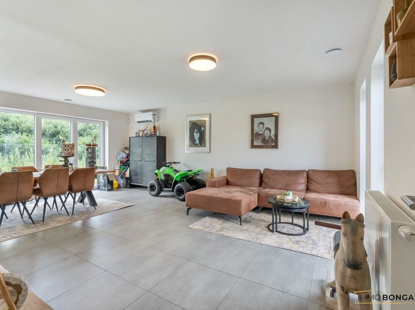 Deze verzorgde gezinswoning, gelegen op een perceel van 7a 33ca in het rustige Ellikom (Oudsbergen), combineert modern wooncomfort met een uitstekende