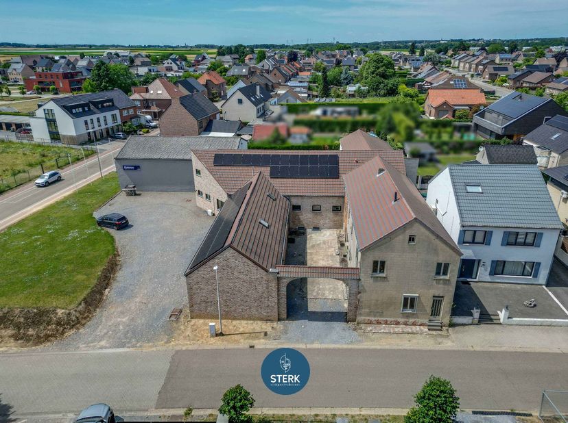 TE RENOVEREN HOEVE MET UITZONDERLIJKE BIJGEBOUWEN OP EEN RUIM PERCEEL ! <br />
<br />
We vinden dit pand met een bewoonbare oppervlakte van 1141 m² te