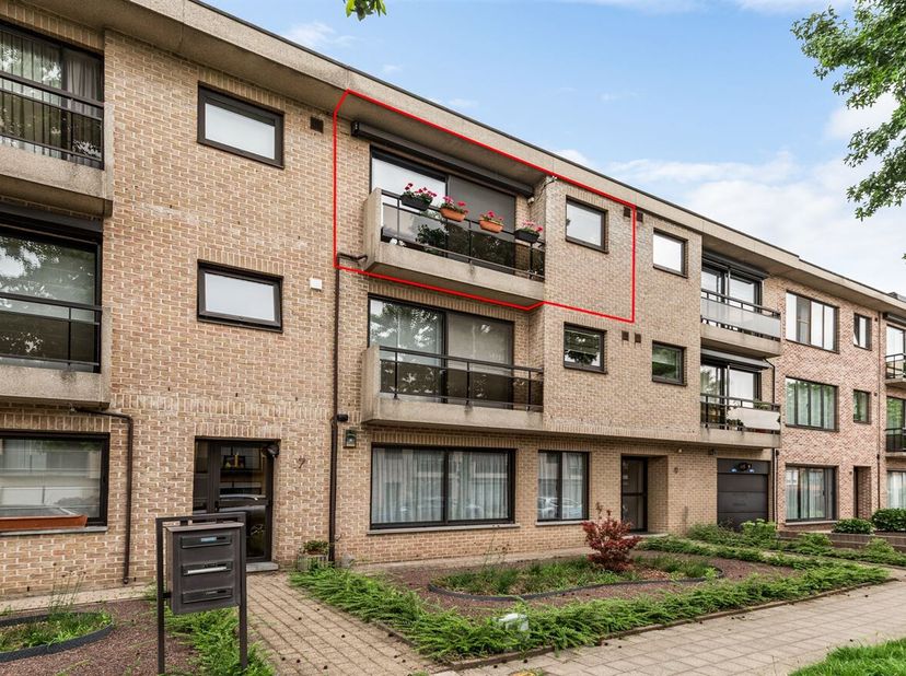 Dit appartement is gelegen op de tweede verdieping van een verzorgd gebouw zonder lift in de rustige en gegeerde Torenvalklaan te Deurne. Hier geniet
