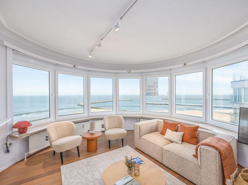 STANDINGVOL TWEE-SLAAPKAMER APPARTEMENT MET UITGESTREKT ZEEZICHT IN OOSTENDE<br />
Gelegen op een absolute toplocatie, op de hoek van de Albert I-Prom
