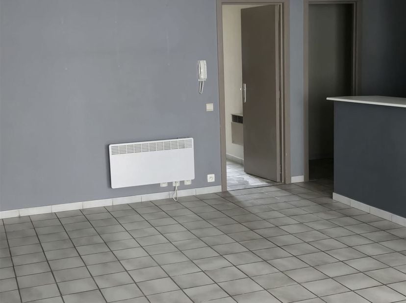 Welkom in dit charmante appartement gelegen in het hart van Meerhout. Dit modern ingericht appartement op het gelijkvloers biedt een ideale combinatie