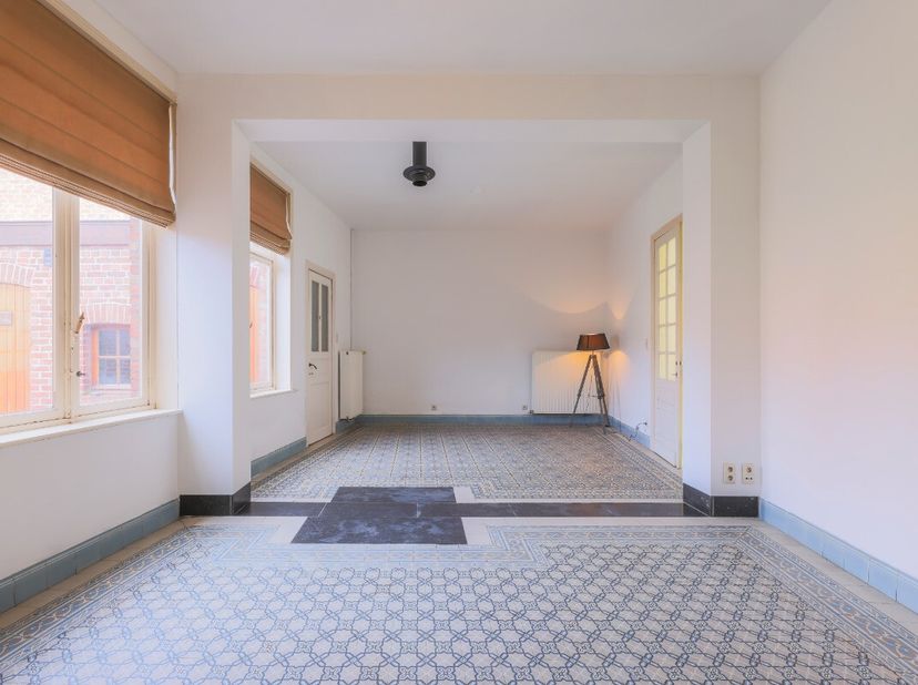 Te koop: gezellige gesloten bebouwing in het centrum van Nieuwpoort, op korte afstand van openbaar vervoer en invalswegen. Deze woning biedt een prakt
