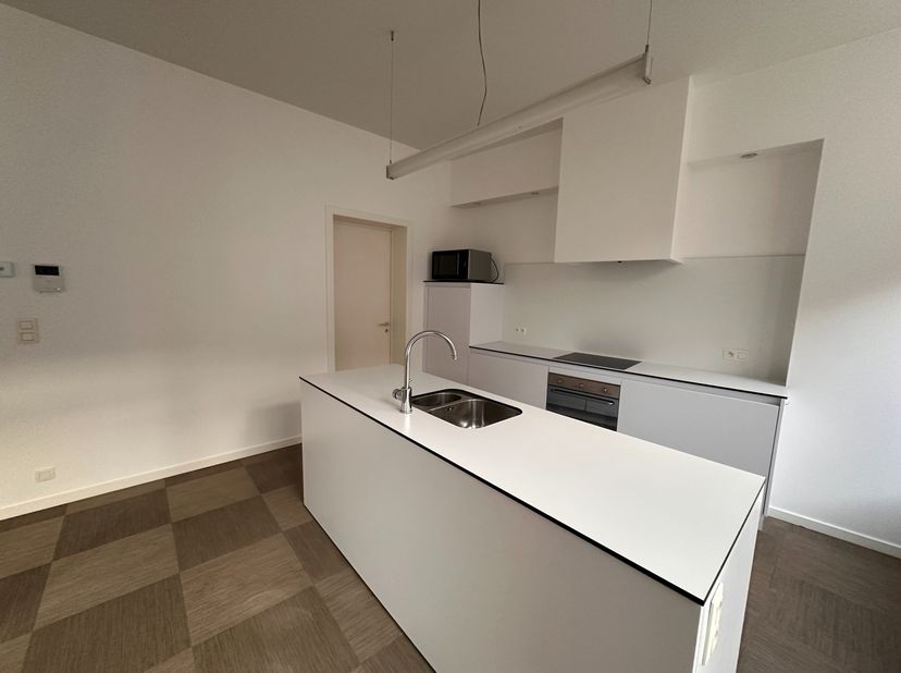Groot en zeer lichtrijk appartement van 80 M2 in de eclectische residentie "MAQUINZE" in het historisch centrum van Oostende.<br />
Het gebouw werd vo