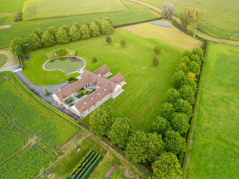 Deze exclusieve villa op een perceel van 19.933 m² wordt u te koop aangeboden op een zeer goede locatie.<br />
Een villa zoals deze kom je niet elke d