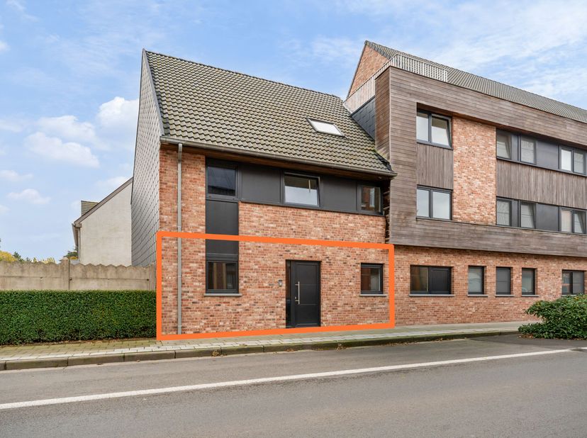 Dit gelijkvloers appartement werd recent volledig afgewerkt met knappe materialen en wordt u te koop aangeboden.<br />
Verkoop onder registratierechte