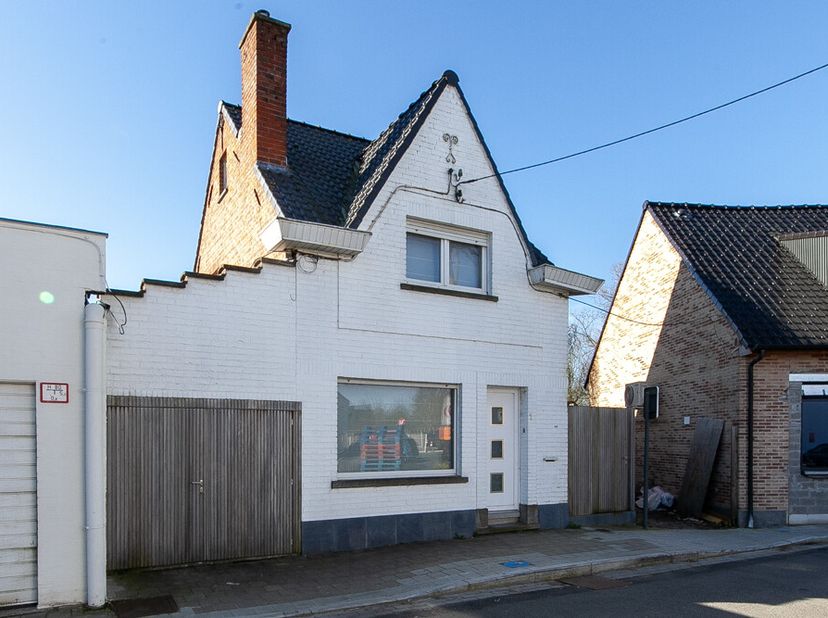 Gullegem - Woning met 2 slaapkamers en garage te koop.Ontdek deze gezellige starterswoning in Gullegem, ideaal gelegen nabij winkels, scholen en belan