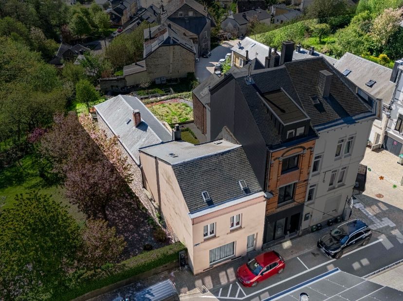 ERA B-LUX vous présente cette maison 3 chambres, idéalement située en plein centre de Neufchâteau, à proximité immédiate des commerces, des écoles, de