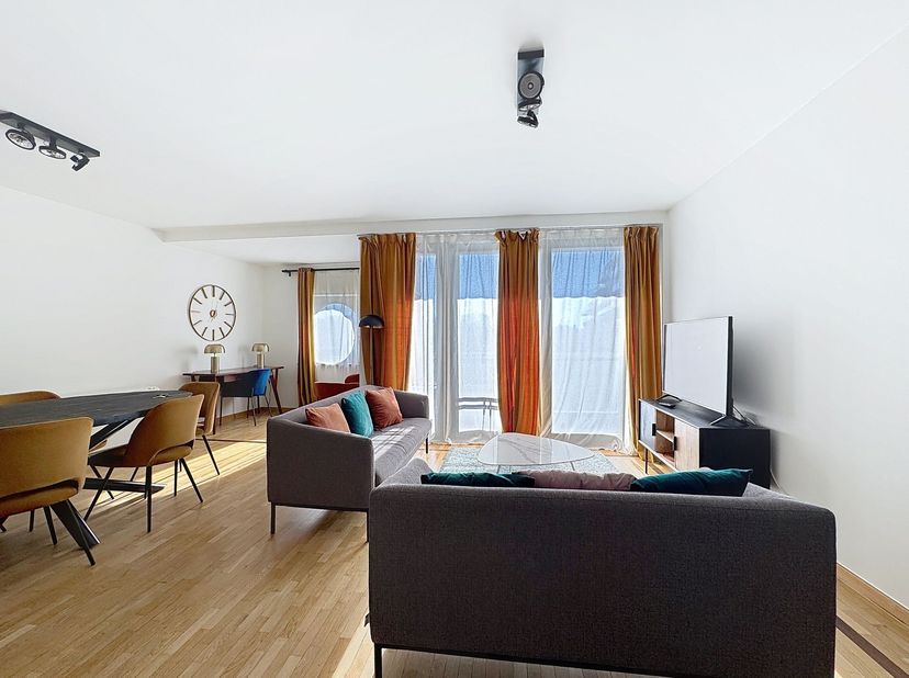 Mooie gemeubileerde flat van 90m ² bestaande uit :<br />
- 2 slaapkamers<br />
- 1 badkamer en een doucheruimte<br />
- 1 toilet<br />
- 1 mooie woon-
