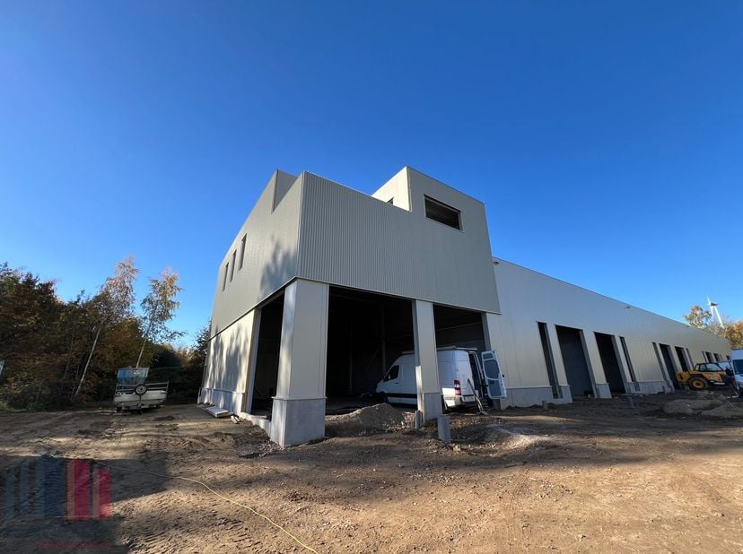 Unité PME flambant neuve et durable de 205 m² avec un espace bureau / logement de concierge de 180 m² à louer, idéalement située à proximité du Canal