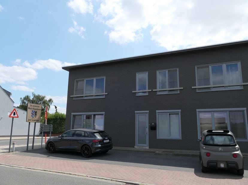 Dit appartement is gelegen in de Komenstraat te Wervik.<br />
​<br />
We betreden de woonst op de eerste verdieping met de trap via de inkomhal. In de