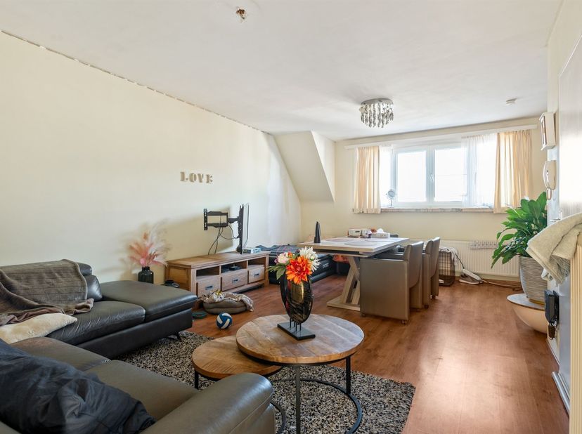 Dakappartement met 1 slaapkamer en terras<br />
<br />
Locatie:<br />
Dit gelijkvloers appartement is centraal gelegen aan de Steenweg op Sevendonk