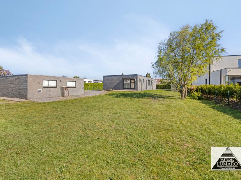 Woning voor GELIJKVLOERS  WONEN  met 3 slaapkamers, op een perceel van 970 m². <br />
PVC ramen met dubbele beglazing. Diverse ramen zijn voorzien van