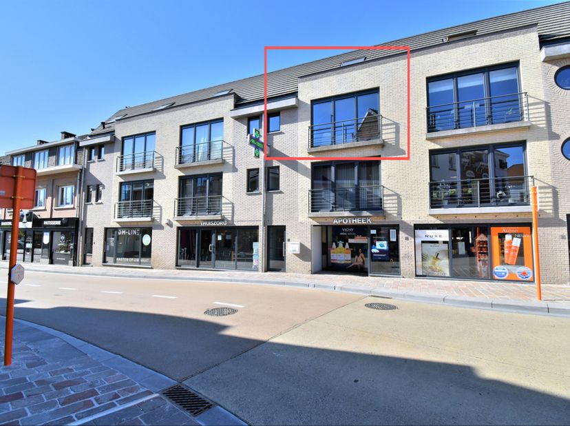 Hedendaags duplex appartement in het centrum van Hoeilaart, meer bepaald naast het Gemeenteplein, gelegen op wandelafstand van het openbaar vervoer, d
