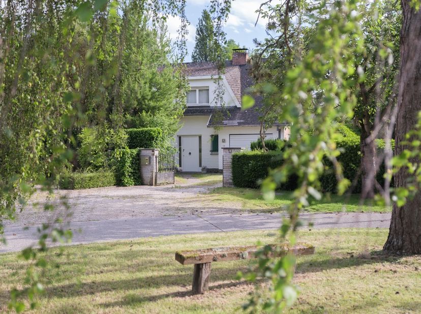 Propriété unique située en bordure du Parkbos – projet de rénovation ou de nouvelle construction<br />
Située dans un&amp;nbsp;cadre exceptionnel et verdo