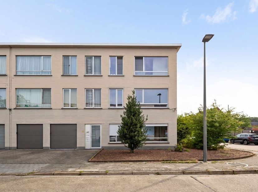 Instapklaar appartement met 2 slaapkamers en garage<br />
<br />
Dit instapklare appartement met 2 slaapkamers bevindt zich op de eerste verdieping