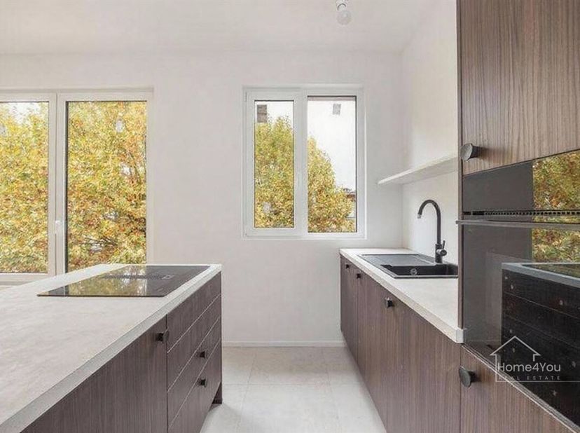 Gerenoveerd 2-slaapkamer appartement in Borsbeek te koop!<br />
Ontdek dit instapklare, volledig gerenoveerde appartement in een rustige straat in het