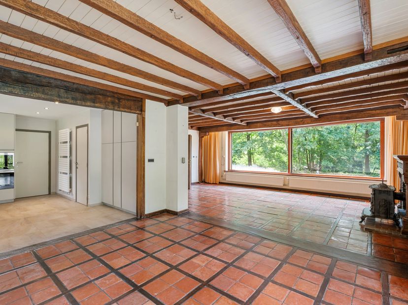 Deze ruime gezinswoning ligt in een bosrijke omgeving. De eigendom biedt zowel binnen als buiten zeer veel ruimte met zijn 4 slaapkamers, bureau, badk