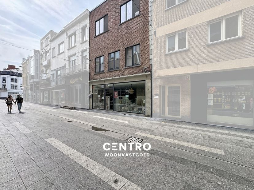 Instapklare woonst met handelsruimte op toplocatie in het centrum van Blankenberge!<br />
<br />
Commerciële zichtbaarheid, een instapklare woning en