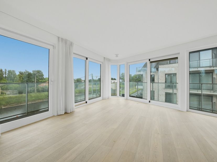 Luxueus praktisch appartement (122m² + 30 m²) met rondom terrassen te Nieuwpoort-Stad. Dit appartement op de 2 verdieping is gelegen op een hoek met p
