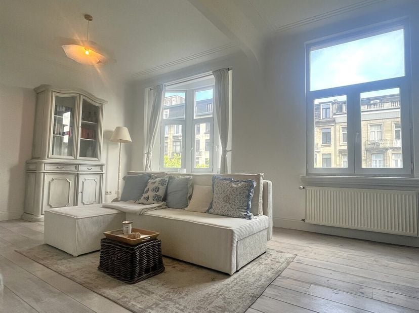 Surf naar www.abricasa.be en plan jouw verhuurafspraak in samen met onze digitale assistente Alice!<br />
Dit verzorgd appartement is gelegen op de Va