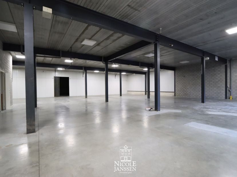 Ruim en veelzijdig handelspand met een bruikbare oppervlakte van ca. 700 m² op het gelijkvloers.<br />
Dit instapklare pand heeft een flexibele indeli